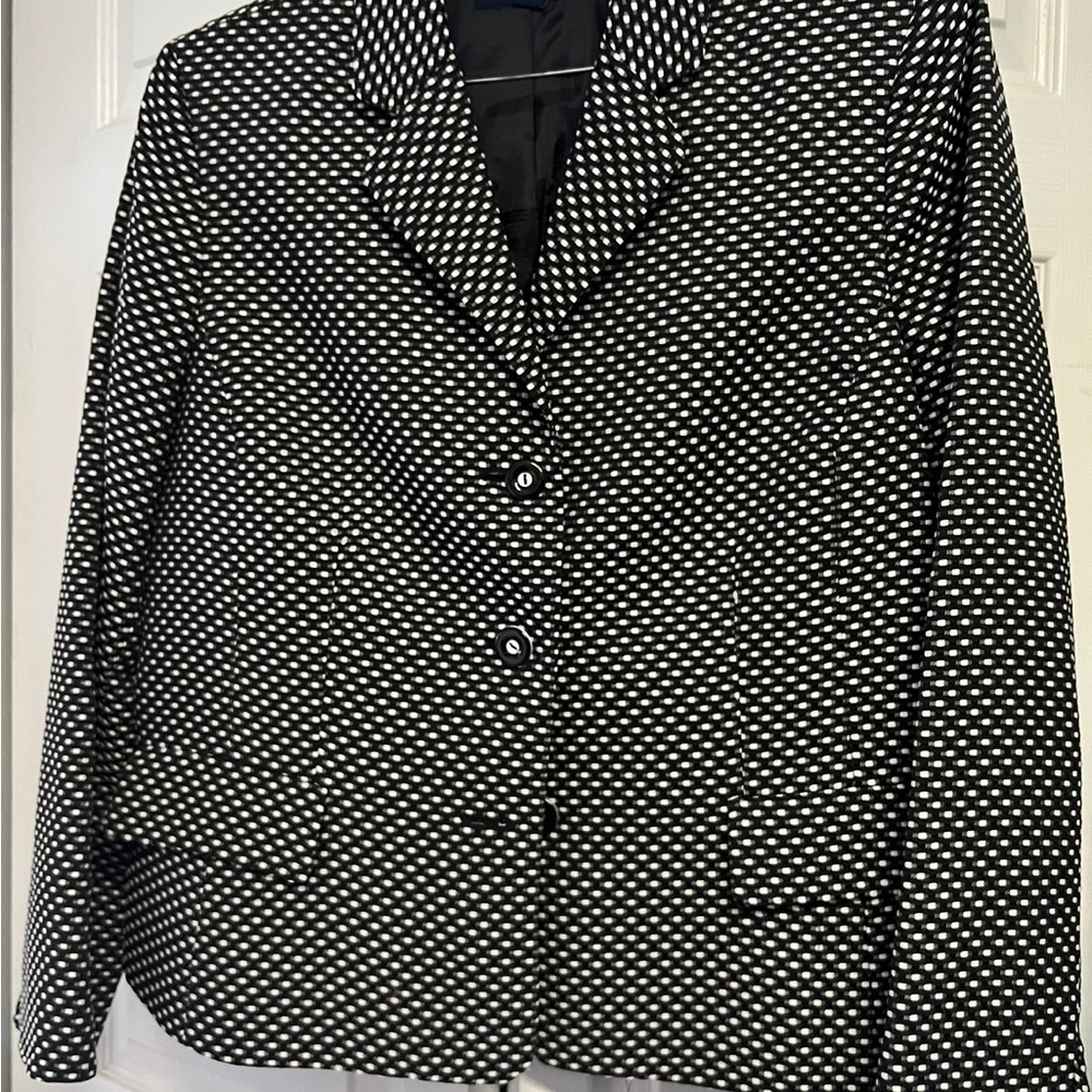 Gently used Evan Picone blazer!  2 front pockets